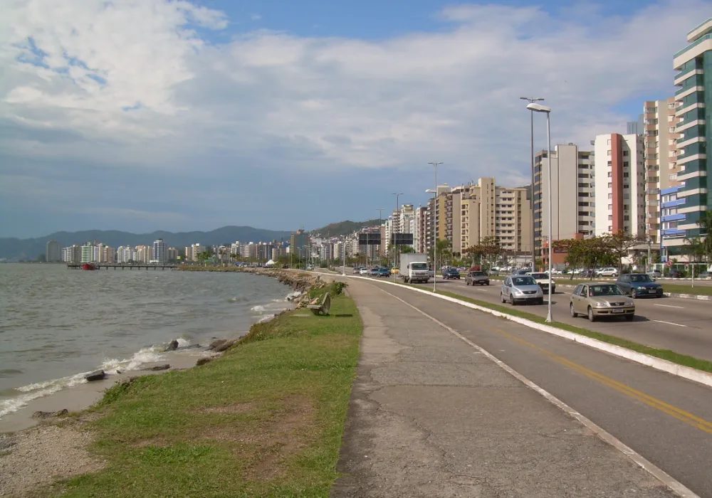 A Avenida Beira-Mar Norte e os prédios da orla, em Florianópolis