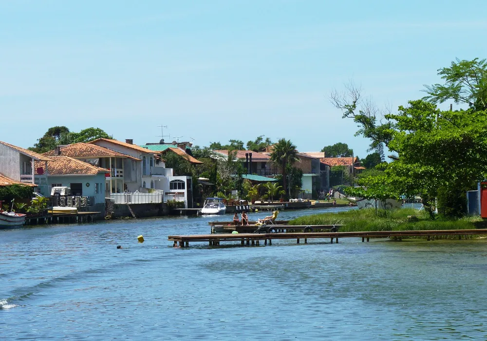 Casas à beira da água no Canto da Lagoa, em Florianópolis