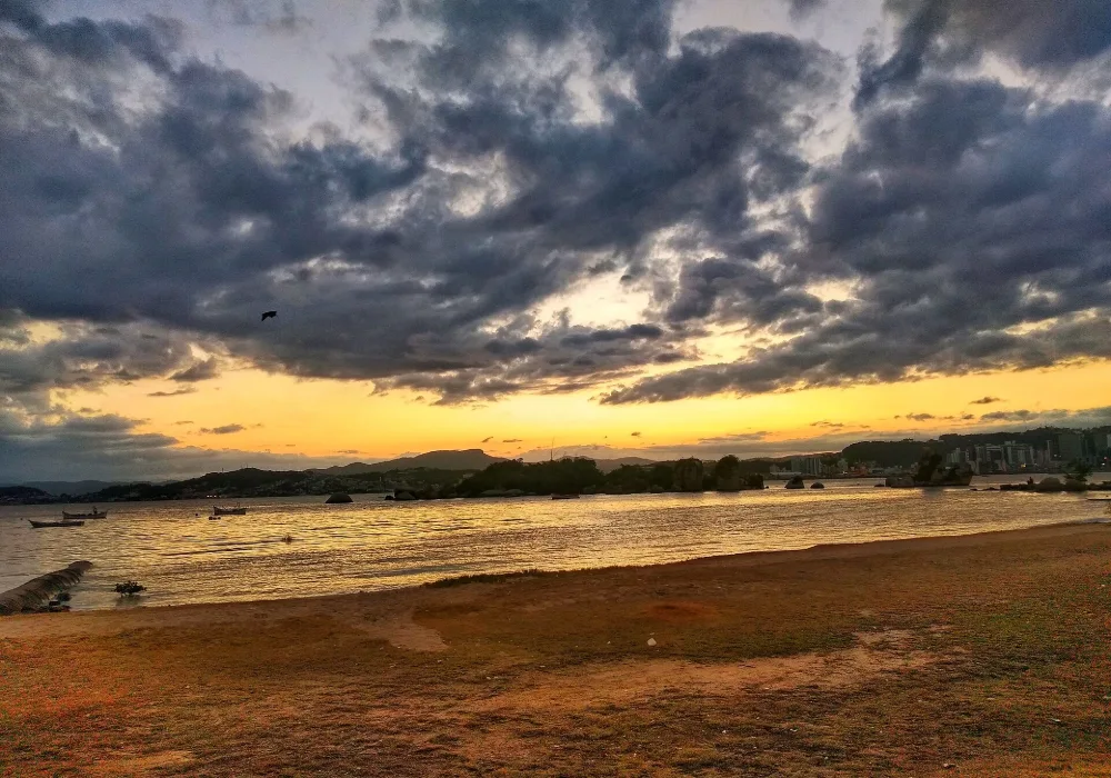 Fim de tarde na beira-mar do Abraão, em Florianópolis