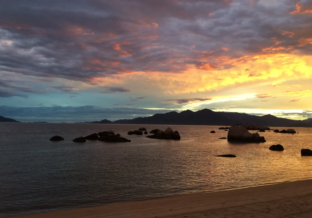 Pedras da Praia do Itaguaçu ao pôr do sol, em Florianópolis