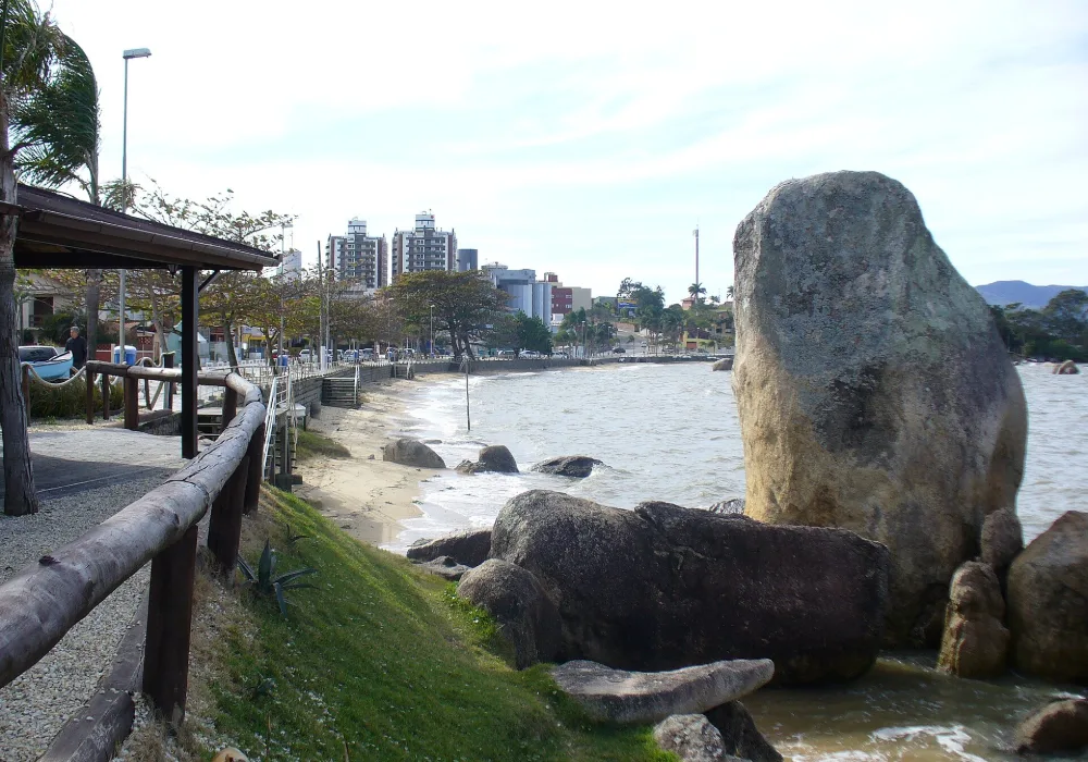 Calçadão e pedras da Praia do Meio, em Coqueiros, Florianópolis