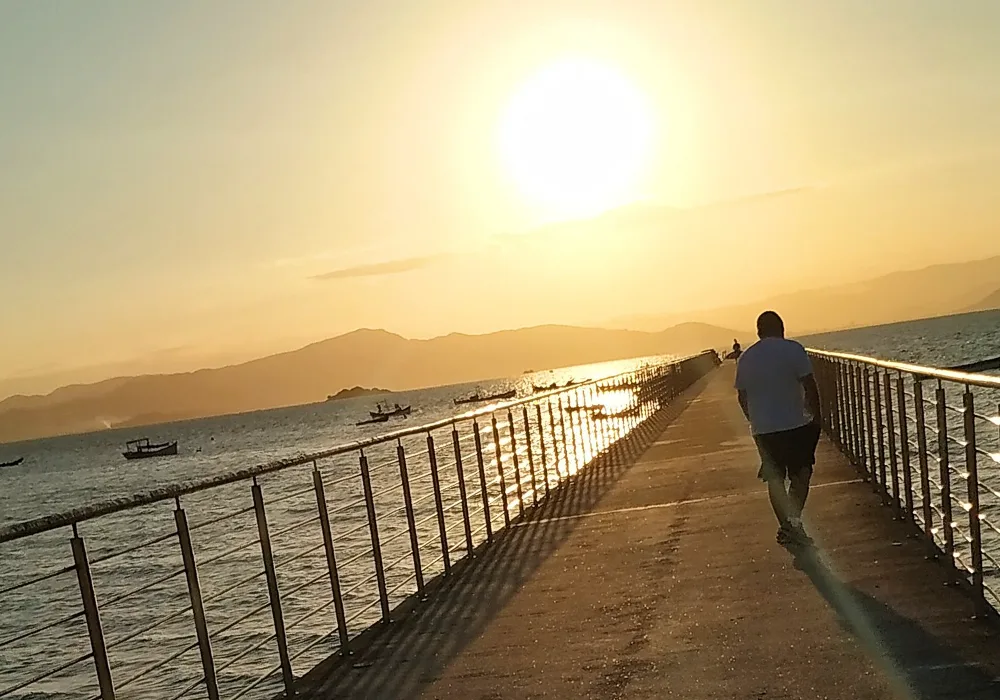 O trapiche do bairro João Paulo, em Florianópolis, sobre a Baía Norte, no fim da tarde
