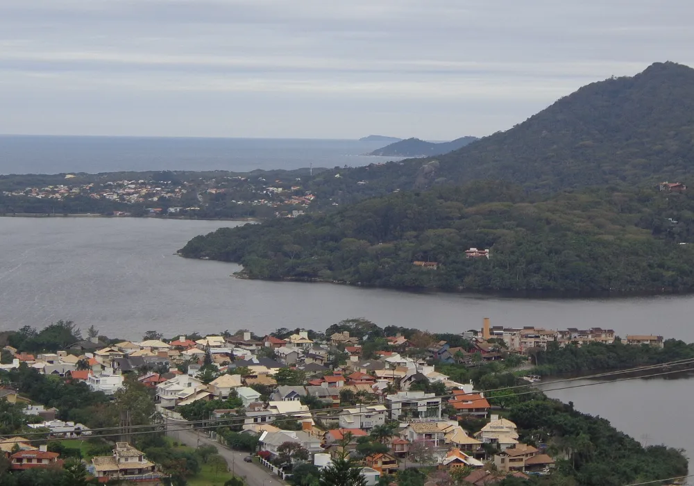 A Lagoa da Conceição vista do mirante do Morro da Lagoa, em Florianópolis, bairro atendido pela coleta e entrega da Dedicada Lavanderia