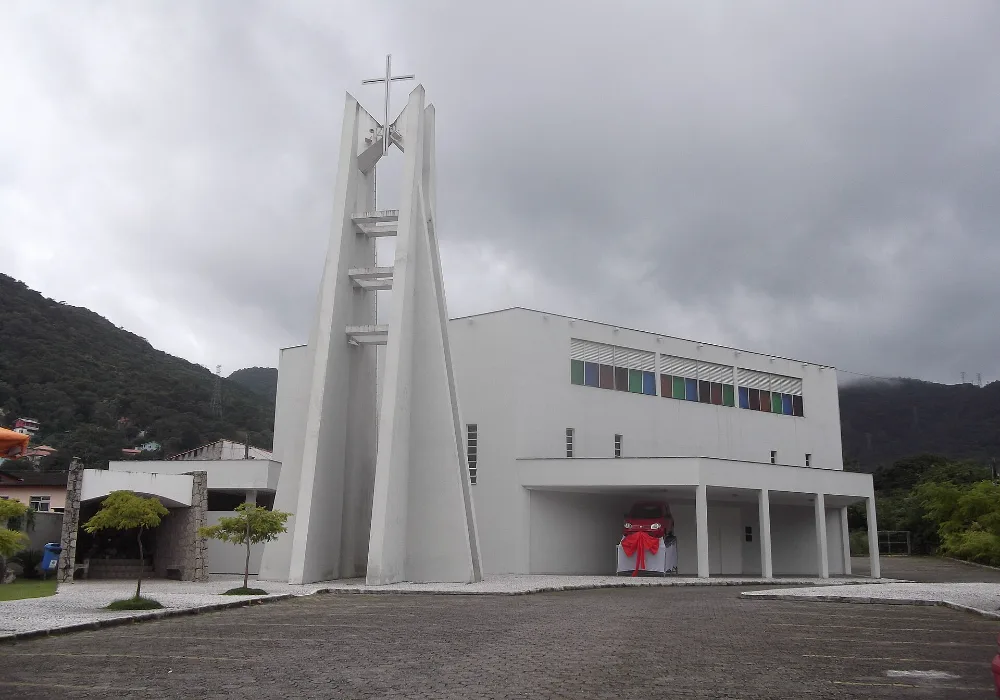 A Paróquia São Francisco Xavier, igreja branca com torre, na Rodovia Virgílio Várzea, no Monte Verde, em Florianópolis