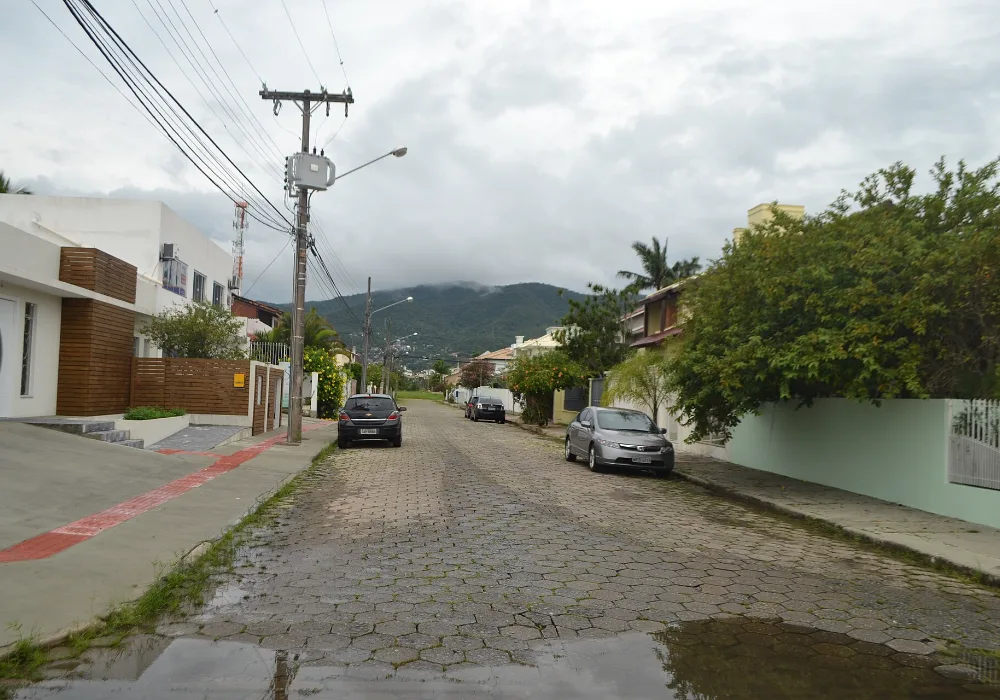 A Rua Esaú Pereira da Silva, uma rua de casas no Santa Mônica, em Florianópolis