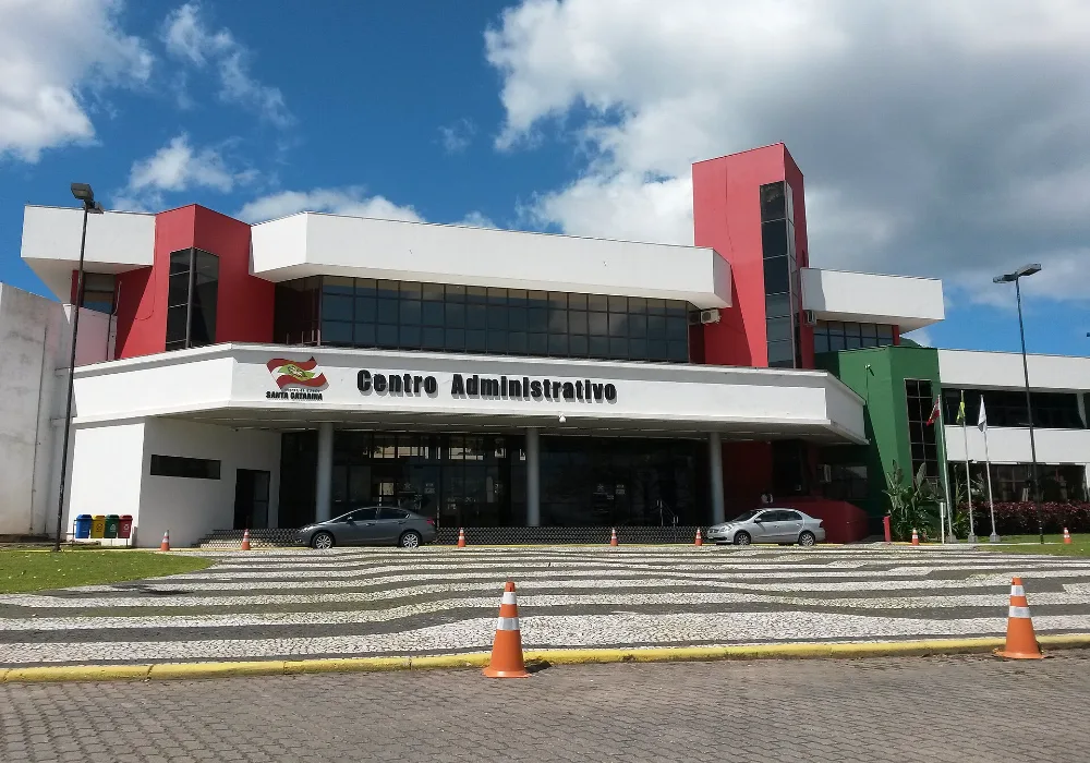 O Centro Administrativo do Governo de Santa Catarina, prédio branco, vermelho e verde na SC-401, no Saco Grande, em Florianópolis